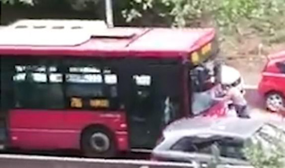 حافلة تحاول دهس رجلا عن عمد بعد أن اعترض طريقها! فيديو صورة رقم 1 حافلة تحاول دهس رجلا عن عمد بعد أن اعترض طريقها! فيديو صورة رقم 1