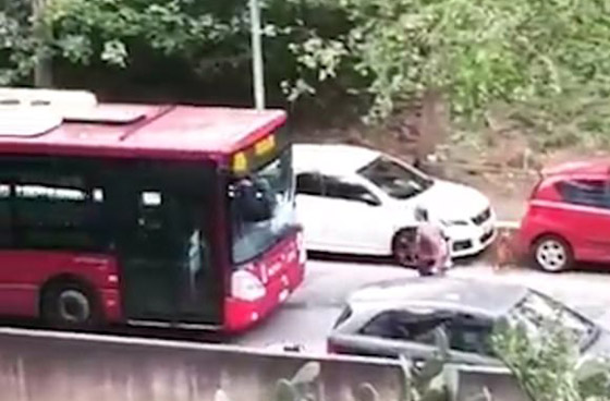 حافلة تحاول دهس رجلا عن عمد بعد أن اعترض طريقها! فيديو صورة رقم 2 حافلة تحاول دهس رجلا عن عمد بعد أن اعترض طريقها! فيديو صورة رقم 2