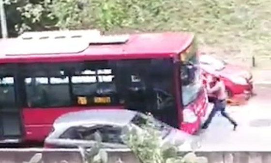حافلة تحاول دهس رجلا عن عمد بعد أن اعترض طريقها! فيديو صورة رقم 3 حافلة تحاول دهس رجلا عن عمد بعد أن اعترض طريقها! فيديو صورة رقم 3