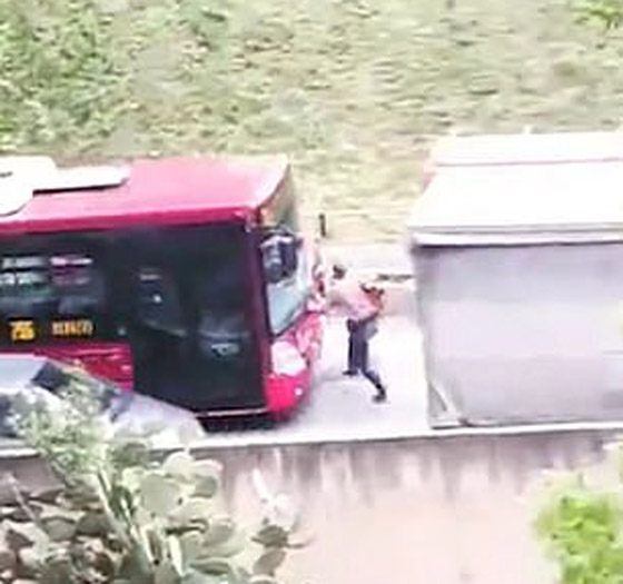 حافلة تحاول دهس رجلا عن عمد بعد أن اعترض طريقها! فيديو صورة رقم 4 حافلة تحاول دهس رجلا عن عمد بعد أن اعترض طريقها! فيديو صورة رقم 4