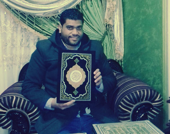 شاب مصري يقوم بتدوين المصحف بخط يده، ورغم الانتقادات بدأ بالنسخة الثالثة صورة رقم 1 شاب مصري يقوم بتدوين المصحف بخط يده، ورغم الانتقادات بدأ بالنسخة الثالثة صورة رقم 1