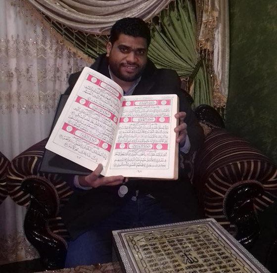 شاب مصري يقوم بتدوين المصحف بخط يده، ورغم الانتقادات بدأ بالنسخة الثالثة صورة رقم 4 شاب مصري يقوم بتدوين المصحف بخط يده، ورغم الانتقادات بدأ بالنسخة الثالثة صورة رقم 4