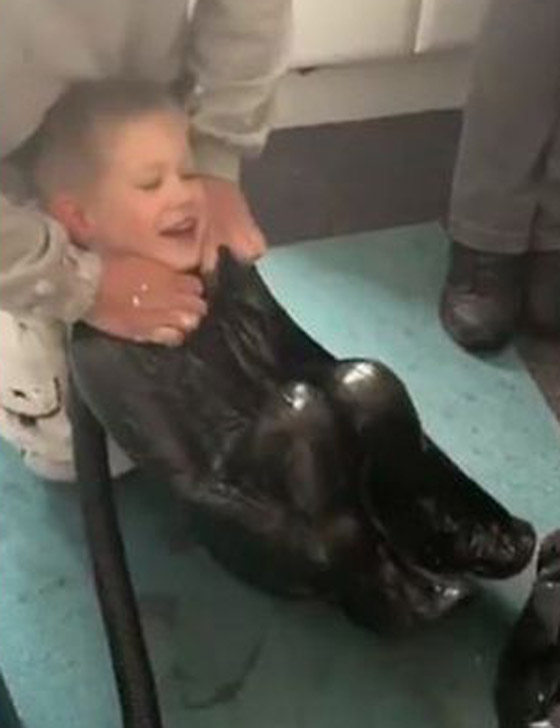 تحدي المكنسة الكهربائية.. تحدي جديد يجتاح مواقع التواصل! فيديو صورة رقم 2