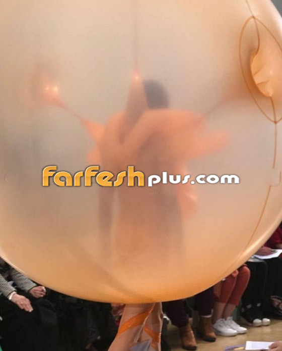 عارضات أزياء يرتدين بالونات منفوخة ملونة تتحول لأزياء بعد تفريغها! صورة رقم 10 عارضات أزياء يرتدين بالونات منفوخة ملونة تتحول لأزياء بعد تفريغها! صورة رقم 10
