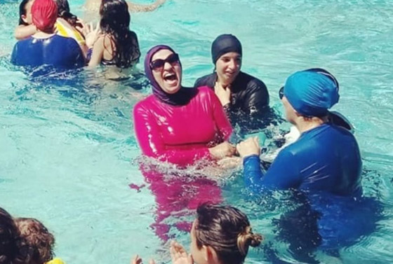 نساء مسلمات يتحدين حظر البوركيني في فرنسا ويرتدينه في حمام السباحة صورة رقم 1 نساء مسلمات يتحدين حظر البوركيني في فرنسا ويرتدينه في حمام السباحة صورة رقم 1