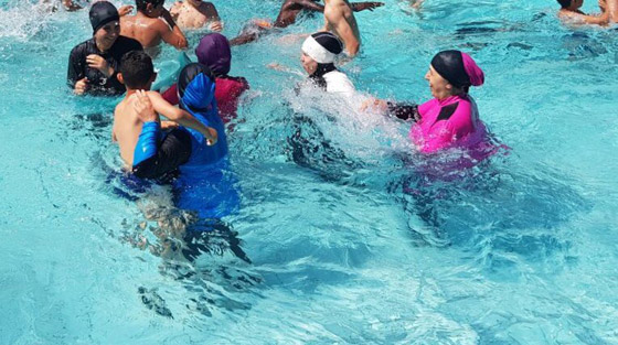 نساء مسلمات يتحدين حظر البوركيني في فرنسا ويرتدينه في حمام السباحة صورة رقم 7 نساء مسلمات يتحدين حظر البوركيني في فرنسا ويرتدينه في حمام السباحة صورة رقم 7
