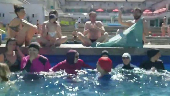 نساء مسلمات يتحدين حظر البوركيني في فرنسا ويرتدينه في حمام السباحة صورة رقم 8 نساء مسلمات يتحدين حظر البوركيني في فرنسا ويرتدينه في حمام السباحة صورة رقم 8