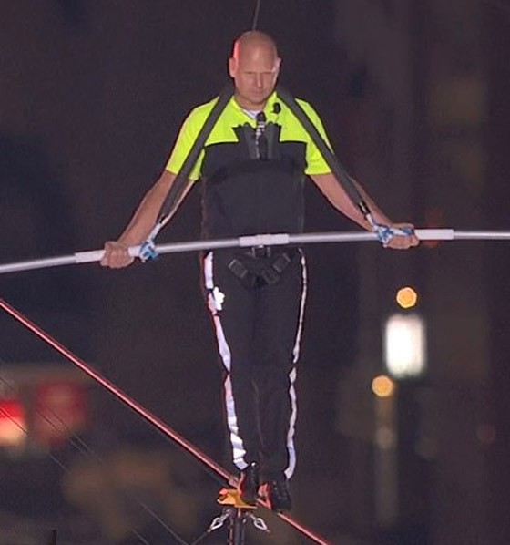 فيديو يحبس الأنفاس.. شقيقان يمشيان على حبل على ارتفاع 25 طابقا! صورة رقم 2