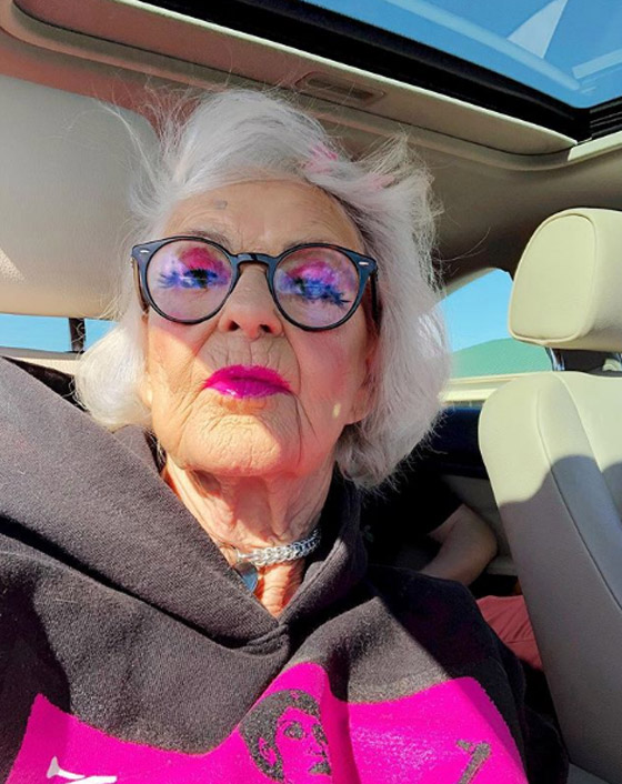 قصة أكبر ناشطة على مواقع التواصل الاجتماعي.. عمرها 90 عاماً صورة رقم 12