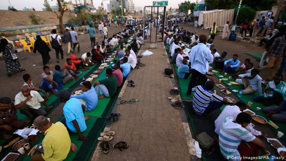 السودان: محطات توثق الصراع على السلطة بين المحتجين والجيش صورة رقم 1 السودان: محطات توثق الصراع على السلطة بين المحتجين والجيش صورة رقم 1