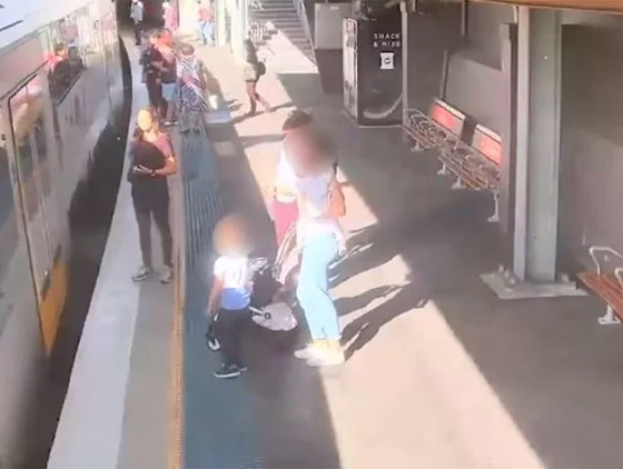 بالفيديو.. طفل أسترالي يسقط تحت القطار في الفجوة بين الرصيف صورة رقم 1 بالفيديو.. طفل أسترالي يسقط تحت القطار في الفجوة بين الرصيف صورة رقم 1