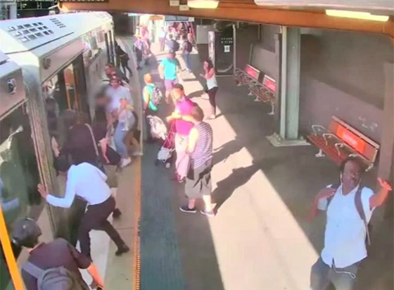 بالفيديو.. طفل أسترالي يسقط تحت القطار في الفجوة بين الرصيف صورة رقم 6 بالفيديو.. طفل أسترالي يسقط تحت القطار في الفجوة بين الرصيف صورة رقم 6