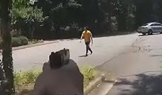 بالفيديو: شرطيان في مواجهة رجل يحمل سكينا.. والنتيجة مأساوية! صورة رقم 2 بالفيديو: شرطيان في مواجهة رجل يحمل سكينا.. والنتيجة مأساوية! صورة رقم 2