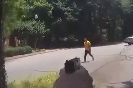 بالفيديو: شرطيان في مواجهة رجل يحمل سكينا.. والنتيجة مأساوية! صورة رقم 3 بالفيديو: شرطيان في مواجهة رجل يحمل سكينا.. والنتيجة مأساوية! صورة رقم 3