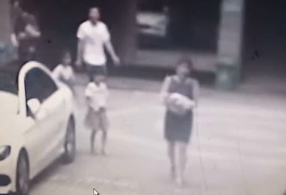 أم صينية ترمي طفلها من الطابق الثالث بعد ولادته مباشرة! والسبب؟ صورة رقم 5 أم صينية ترمي طفلها من الطابق الثالث بعد ولادته مباشرة! والسبب؟ صورة رقم 5