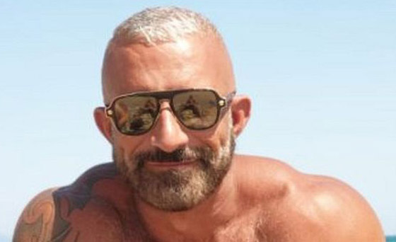 بطل سباحة أولمبي إيطالي ينقذ عريسا من الغرق على شاطئ جزيرة سردينيا صورة رقم 3 بطل سباحة أولمبي إيطالي ينقذ عريسا من الغرق على شاطئ جزيرة سردينيا صورة رقم 3