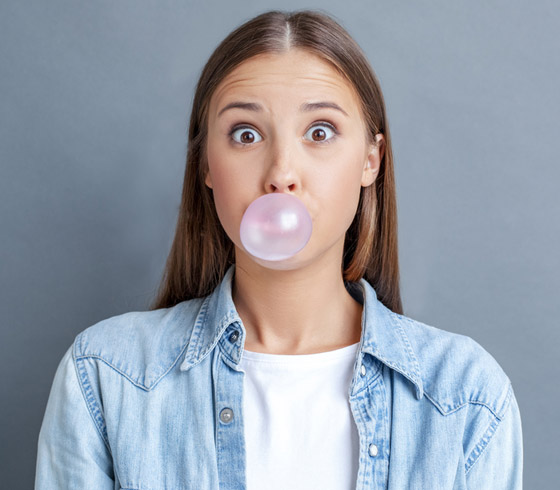 فوائد غير متوقعة لمضغ العلكة الخالية من السكر خاصة في هذه الأوقات! صورة رقم 1