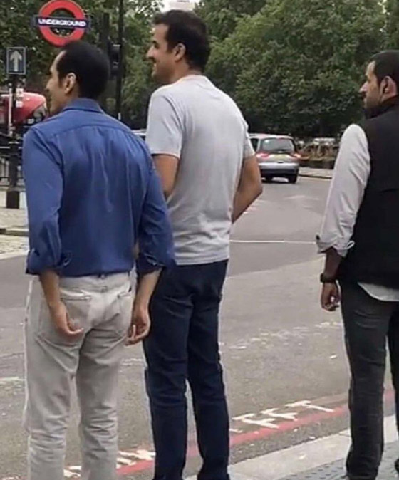 بالصور: أمير قطر جالسا لوحده في مقهى في أحد شوارع لندن صورة رقم 9