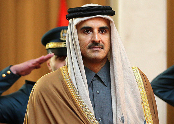 بالصور: أمير قطر جالسا لوحده في مقهى في أحد شوارع لندن صورة رقم 13