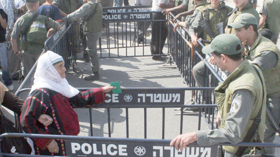 حواجز الاحتلال الإسرائيلي في الضفة تكلف الفلسطينيين الملايين صورة رقم 1