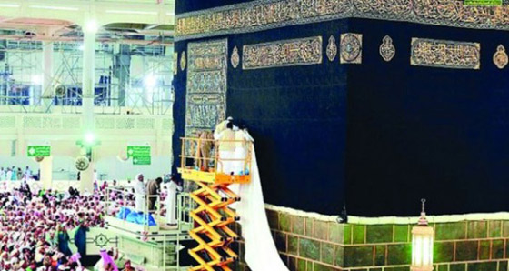 بالفيديو: مشهد لرفع كسوة الكعبة استعدادا لموسم الحج صورة رقم 5