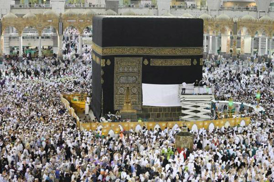 بالفيديو: مشهد لرفع كسوة الكعبة استعدادا لموسم الحج صورة رقم 1
