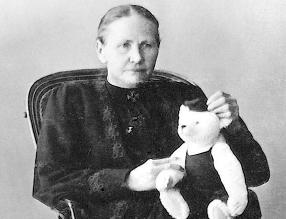 صورة رقم 1 - امرأة حُرمت من طفولتها بسبب المرض فأسعدت أطفال العام أجمع! صورة رقم 1 - امرأة حُرمت من طفولتها بسبب المرض فأسعدت أطفال العام أجمع!