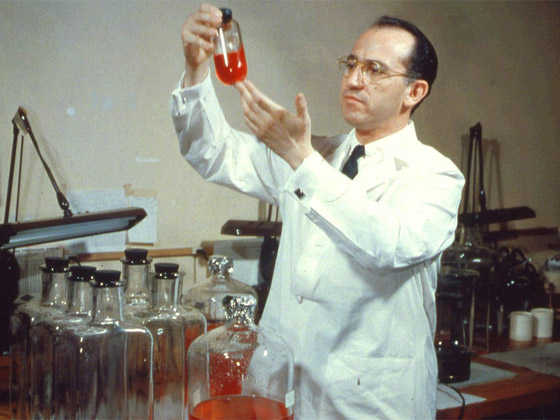 صورة رقم 2 - امرأة حُرمت من طفولتها بسبب المرض فأسعدت أطفال العام أجمع! صورة رقم 2 - امرأة حُرمت من طفولتها بسبب المرض فأسعدت أطفال العام أجمع!