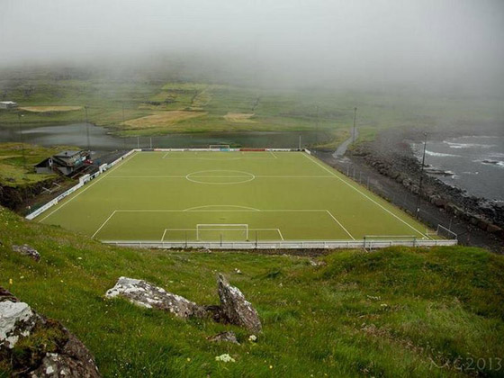 بالصور: تعرفوا على أغرب ملاعب كرة القدم حول العالم صورة رقم 3 بالصور: تعرفوا على أغرب ملاعب كرة القدم حول العالم صورة رقم 3
