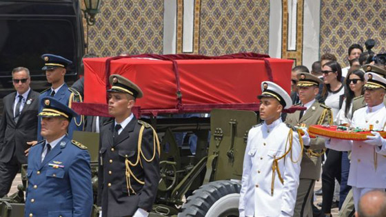 بالدموع والأعلام يودع التونسيون رئيسهم الراحل الباجي قايد السبسي صورة رقم 2 بالدموع والأعلام يودع التونسيون رئيسهم الراحل الباجي قايد السبسي صورة رقم 2