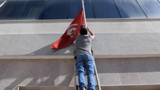 بالدموع والأعلام يودع التونسيون رئيسهم الراحل الباجي قايد السبسي صورة رقم 4 بالدموع والأعلام يودع التونسيون رئيسهم الراحل الباجي قايد السبسي صورة رقم 4