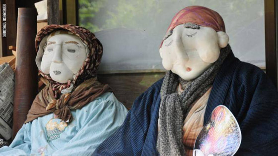 صور طريفة: قرية مليئة بالفزّاعات وعددها أكثر من السكان! صورة رقم 3
