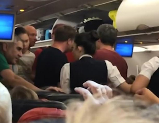 بالفيديو: شجار عنيف بين سياح روس على متن طائرة تركية صورة رقم 5 بالفيديو: شجار عنيف بين سياح روس على متن طائرة تركية صورة رقم 5