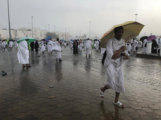مشهد مهيب: هطول أمطار غزيرة على عرفات أثناء صلاة الحجاج! فيديو صورة رقم 6 مشهد مهيب: هطول أمطار غزيرة على عرفات أثناء صلاة الحجاج! فيديو صورة رقم 6