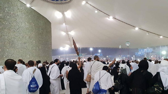 الحجاج يرمون الجمرات في مشعر منى في أول أيام عيد الأضحى المبارك صورة رقم 4 الحجاج يرمون الجمرات في مشعر منى في أول أيام عيد الأضحى المبارك صورة رقم 4