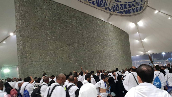 الحجاج يرمون الجمرات في مشعر منى في أول أيام عيد الأضحى المبارك صورة رقم 5 الحجاج يرمون الجمرات في مشعر منى في أول أيام عيد الأضحى المبارك صورة رقم 5