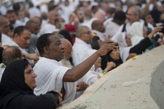 الحجاج يرمون الجمرات في مشعر منى في أول أيام عيد الأضحى المبارك صورة رقم 1 الحجاج يرمون الجمرات في مشعر منى في أول أيام عيد الأضحى المبارك صورة رقم 1