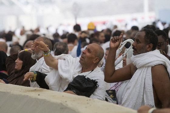 الحجاج يرمون الجمرات في مشعر منى في أول أيام عيد الأضحى المبارك صورة رقم 10 الحجاج يرمون الجمرات في مشعر منى في أول أيام عيد الأضحى المبارك صورة رقم 10