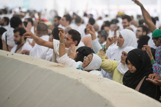 الحجاج يرمون الجمرات في مشعر منى في أول أيام عيد الأضحى المبارك صورة رقم 12 الحجاج يرمون الجمرات في مشعر منى في أول أيام عيد الأضحى المبارك صورة رقم 12