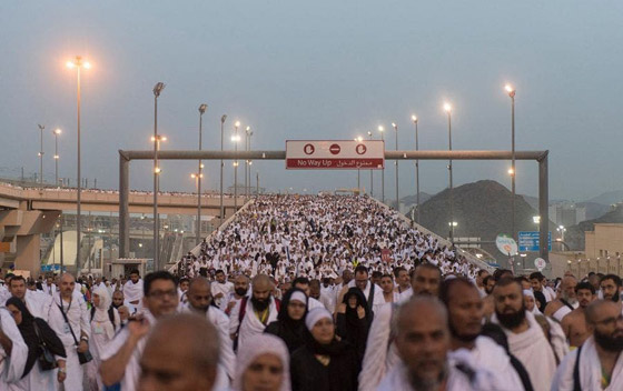 الحجاج يرمون الجمرات في مشعر منى في أول أيام عيد الأضحى المبارك صورة رقم 13 الحجاج يرمون الجمرات في مشعر منى في أول أيام عيد الأضحى المبارك صورة رقم 13