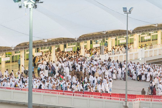 الحجاج يرمون الجمرات في مشعر منى في أول أيام عيد الأضحى المبارك صورة رقم 14 الحجاج يرمون الجمرات في مشعر منى في أول أيام عيد الأضحى المبارك صورة رقم 14
