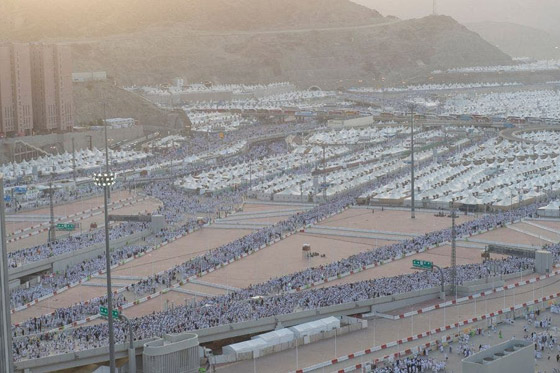 الحجاج يرمون الجمرات في مشعر منى في أول أيام عيد الأضحى المبارك صورة رقم 3 الحجاج يرمون الجمرات في مشعر منى في أول أيام عيد الأضحى المبارك صورة رقم 3