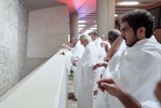 الحجاج يرمون الجمرات في مشعر منى في أول أيام عيد الأضحى المبارك صورة رقم 16 الحجاج يرمون الجمرات في مشعر منى في أول أيام عيد الأضحى المبارك صورة رقم 16