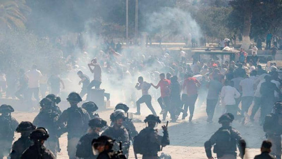 قوات الاحتلال تقتحم المسجد الأقصى وتهاجم المصلين بعد صلاة العيد صورة رقم 1 قوات الاحتلال تقتحم المسجد الأقصى وتهاجم المصلين بعد صلاة العيد صورة رقم 1