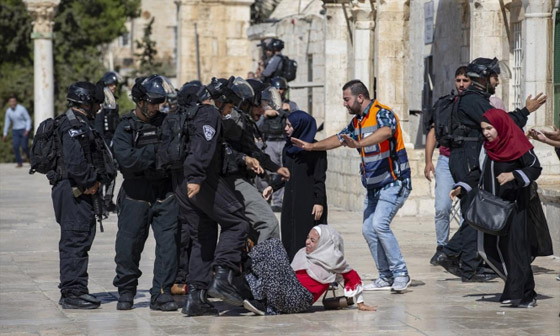 قوات الاحتلال تقتحم المسجد الأقصى وتهاجم المصلين بعد صلاة العيد صورة رقم 3 قوات الاحتلال تقتحم المسجد الأقصى وتهاجم المصلين بعد صلاة العيد صورة رقم 3