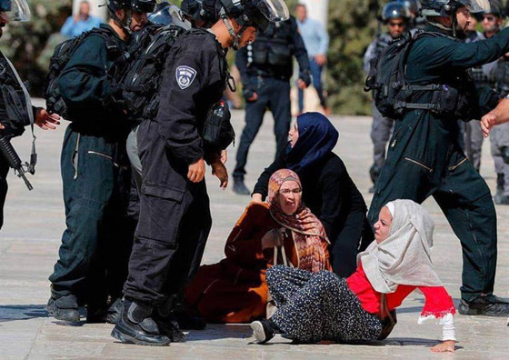 قوات الاحتلال تقتحم المسجد الأقصى وتهاجم المصلين بعد صلاة العيد صورة رقم 4 قوات الاحتلال تقتحم المسجد الأقصى وتهاجم المصلين بعد صلاة العيد صورة رقم 4