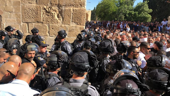 قوات الاحتلال تقتحم المسجد الأقصى وتهاجم المصلين بعد صلاة العيد صورة رقم 5 قوات الاحتلال تقتحم المسجد الأقصى وتهاجم المصلين بعد صلاة العيد صورة رقم 5