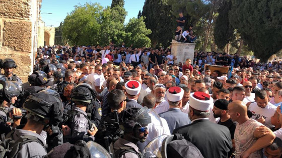 قوات الاحتلال تقتحم المسجد الأقصى وتهاجم المصلين بعد صلاة العيد صورة رقم 6 قوات الاحتلال تقتحم المسجد الأقصى وتهاجم المصلين بعد صلاة العيد صورة رقم 6