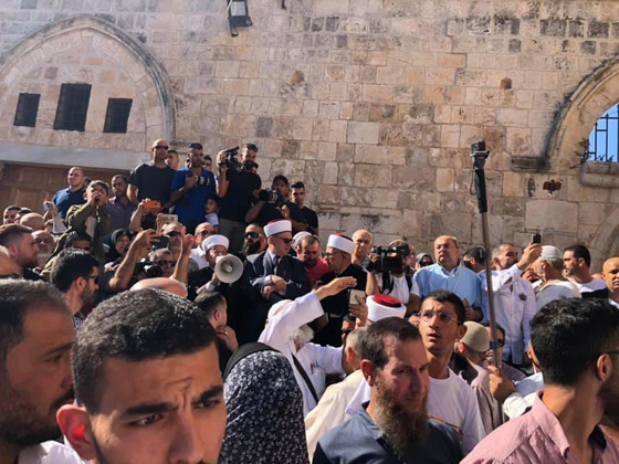 قوات الاحتلال تقتحم المسجد الأقصى وتهاجم المصلين بعد صلاة العيد صورة رقم 7 قوات الاحتلال تقتحم المسجد الأقصى وتهاجم المصلين بعد صلاة العيد صورة رقم 7