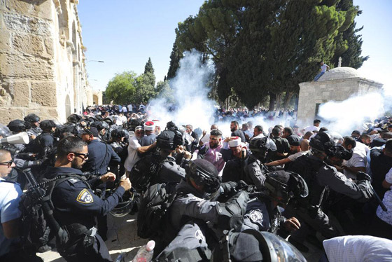 قوات الاحتلال تقتحم المسجد الأقصى وتهاجم المصلين بعد صلاة العيد صورة رقم 2 قوات الاحتلال تقتحم المسجد الأقصى وتهاجم المصلين بعد صلاة العيد صورة رقم 2